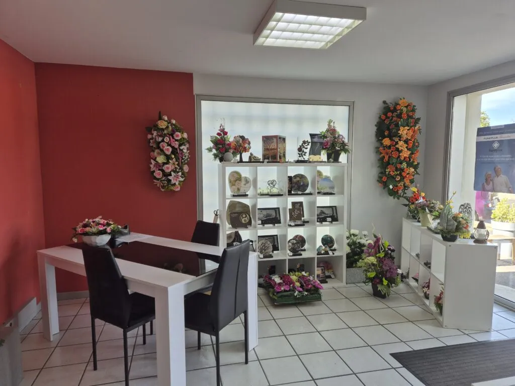 Espace d'accueil des familles et vitrine d'articles funéraires dans l'agence David Ducron