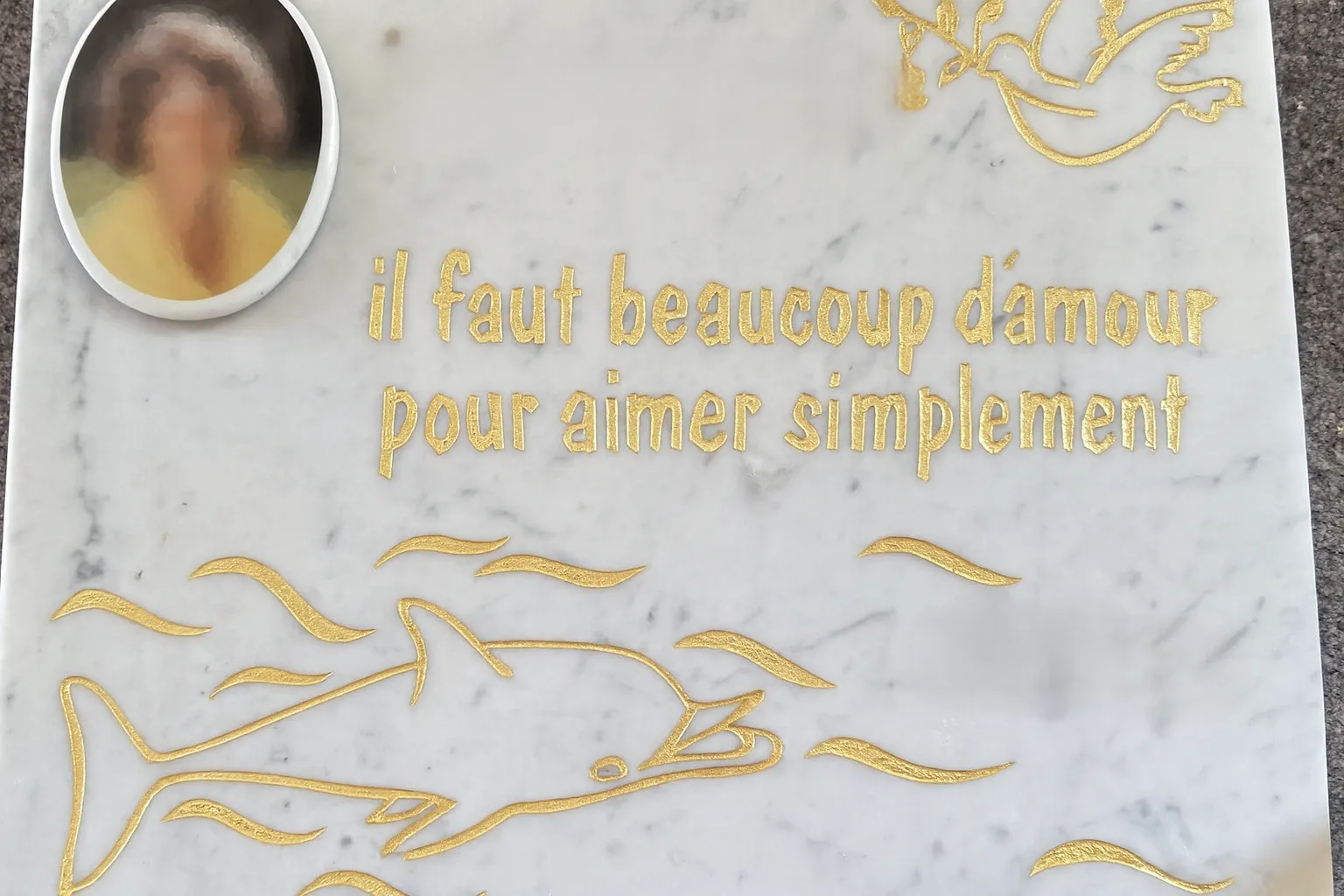 Plaque funéraire en marbre blanc réchampie avec motifs redorés à la feuille d'or après restauration