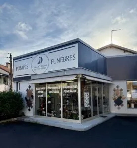 Agence David Ducron Pompes Funèbres présentant les services d'assistance, prévoyance et marbrerie