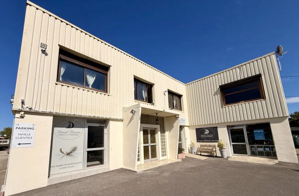 Façade du bâtiment des Pompes Funèbres et Chambre Funéraire David Ducron sous un ciel bleu