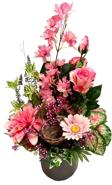 Composition florale funéraire avec roses, dahlias roses et petit nid décoratif