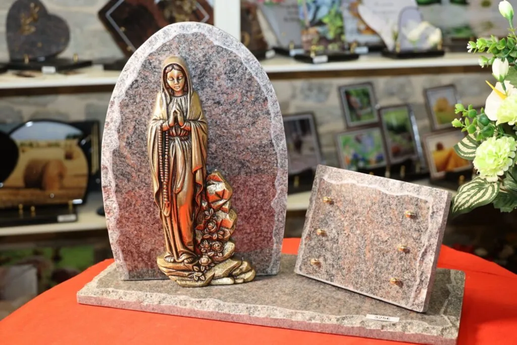 Plaque funéraire en granit sculptée avec statue de la Vierge Marie et plaque de personnalisation