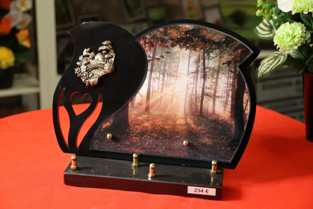 Plaque mortuaire en granit noir avec paysage de forêt au coucher du soleil