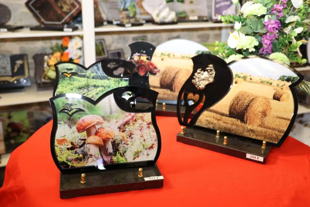 Plaques funéraires personnalisées avec motif sous-bois et scène de fenaison au champ
