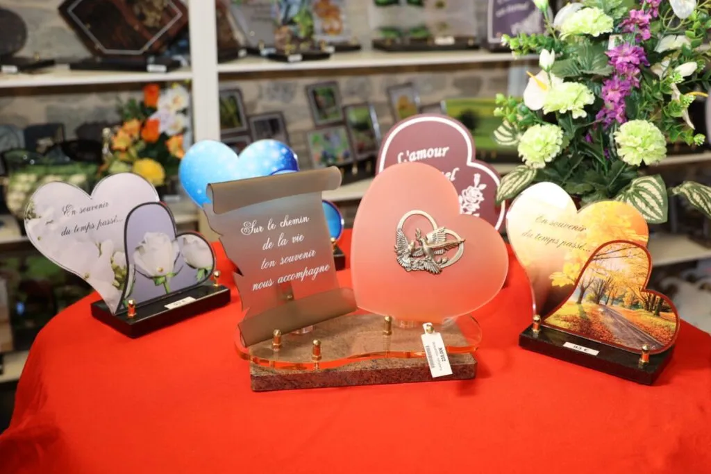 Ensemble de plaques funéraires en forme de cœur et parchemin avec messages de souvenir