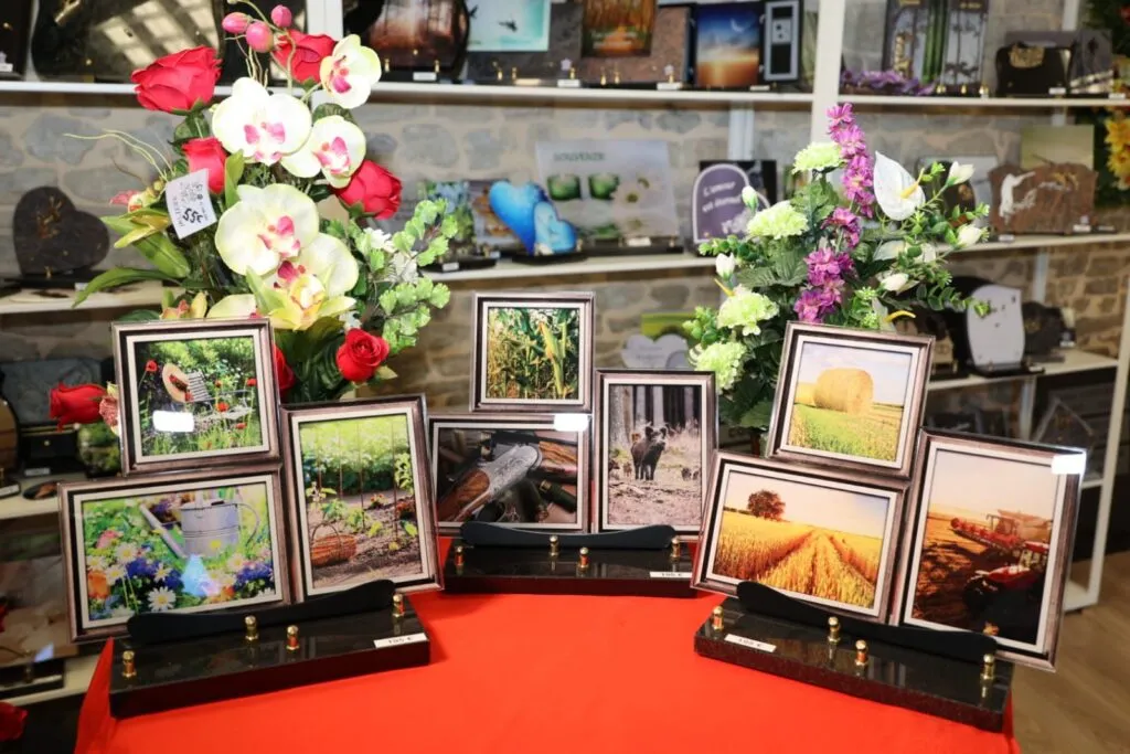Compositions de cadres en verre funéraires illustrant la nature et le monde agricole bordés de fleurs